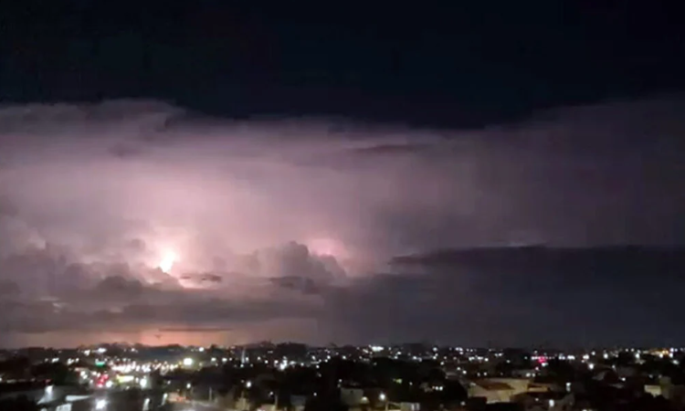 Tempestade com mais de 5 mil raios assusta Curitiba e ganha as redes sociais
