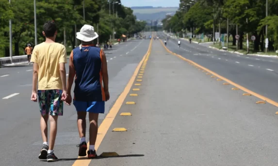Tempo ao ar livre reduz risco de miopia entre crianças
