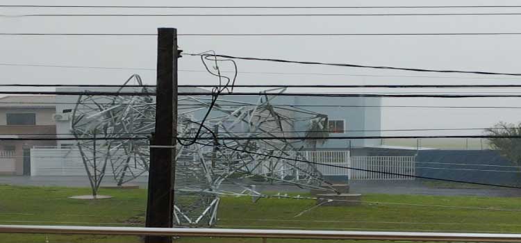 TEMPORAL: Temporal derruba torres de transmissão no Parque Verde em Cascavel.