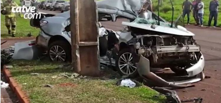 TOLEDO: Batida de veículo contra poste deixa homem morto e duas pessoas feridas.