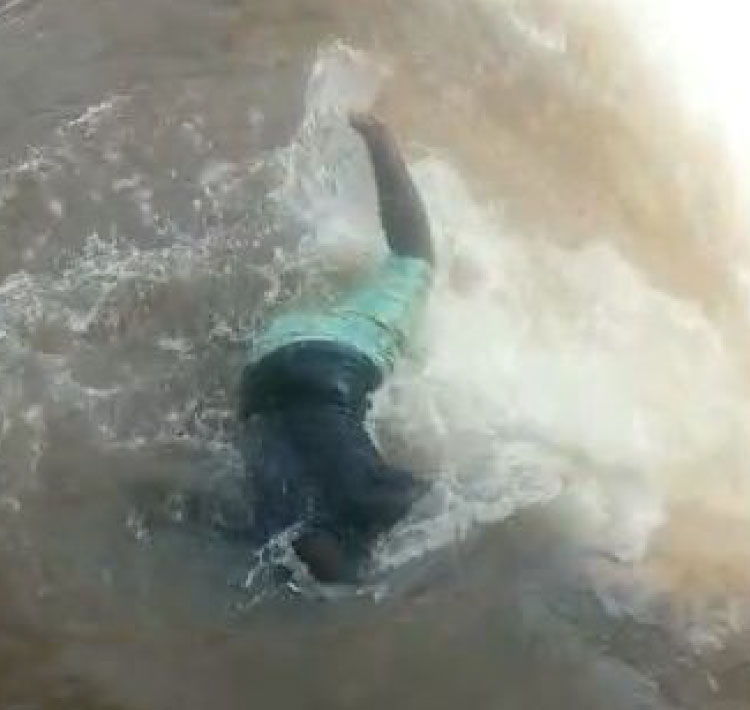 TOLEDO: Vídeo mostra momento em que jovem é arrastado e cai em cachoeira no rio São Francisco.