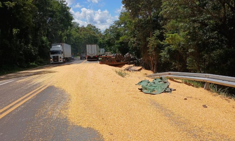 Tombamento de caminhão na BR-277