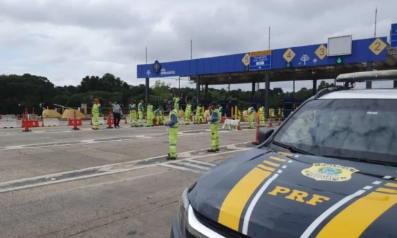 Trabalhadores realizam manifestação na praça de pedágio de Irati na BR 277