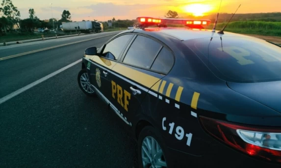 Traficante é preso pela PRF após capotar veículo com quase meia tonelada de maconha