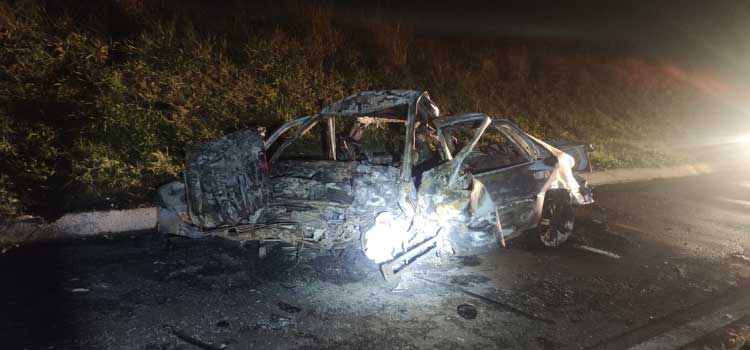TRAGÉDIA: Acidente entre carro e carreta bitrem deixa vítima carbonizada em colisão frontal na BR-163.