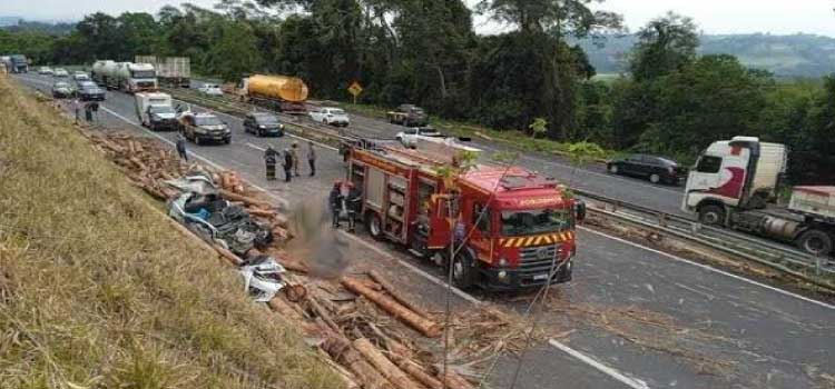 TRAGÉDIA: Gravíssimo acidente deixa quatro mortos e um ferido na BR-376 em Tibagi.