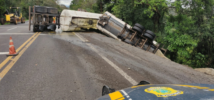 TRÂNSITO: Acidente com Caminhão Bitrem deixa óleo vegetal sob a pista no KM 485 da BR 277 em Nova Laranjeiras.