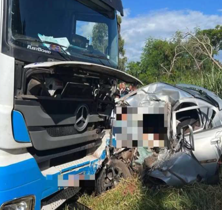 TRÂNSITO: Acidente entre caminhão e carro deixa um morto e dois feridos na PR-182.