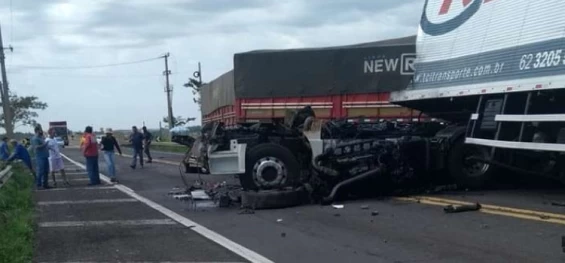 TRÂNSITO: Acidente entre caminhões mata duas pessoas e interdita por três horas trânsito na ponte sobre o Rio Paraná.