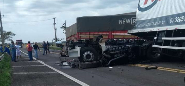 TRÂNSITO: Acidente entre caminhões mata duas pessoas e interdita por três horas trânsito na ponte sobre o Rio Paraná.