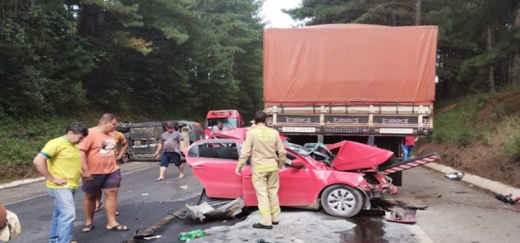 TRÂNSITO: Acidente entre dois carros e um caminhão deixa uma vítima morta na BR 153.