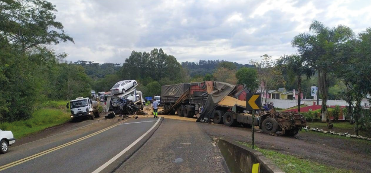 TRÂNSITO: Acidente envolvendo carretas na BR-277 em Cantagalo, deixa uma pessoa em óbito.