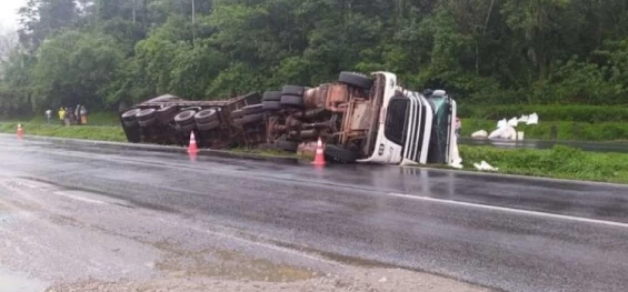 TRÂNSITO: Acidente envolvendo cinco caminhões bloqueia parcialmente BR-277, em Morretes.