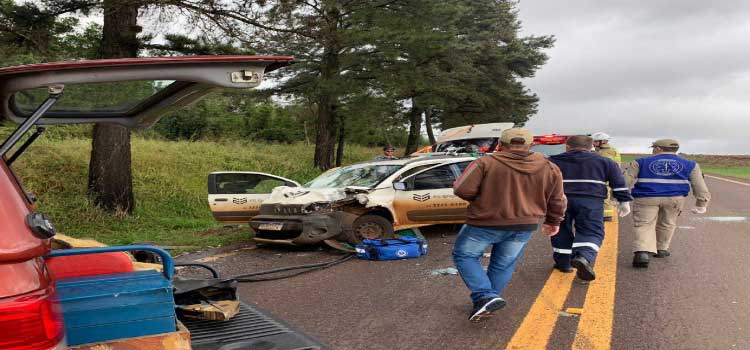 TRÂNSITO: Forte batida entre dois carros e uma moto deixa 5 pessoas feridas na PR-180.