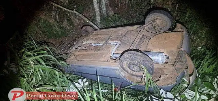 TRÂNSITO: Adolescente de 15 anos capota carro e acidente deixa dois gravemente feridos na PR-681.
