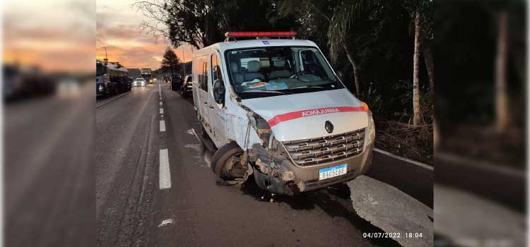 TRÂNSITO: Ambulância se envolve em acidente na BR 277.