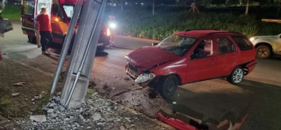 TRÂNSITO: Após colidir em poste, motorista foge deixando passageiro ferido.