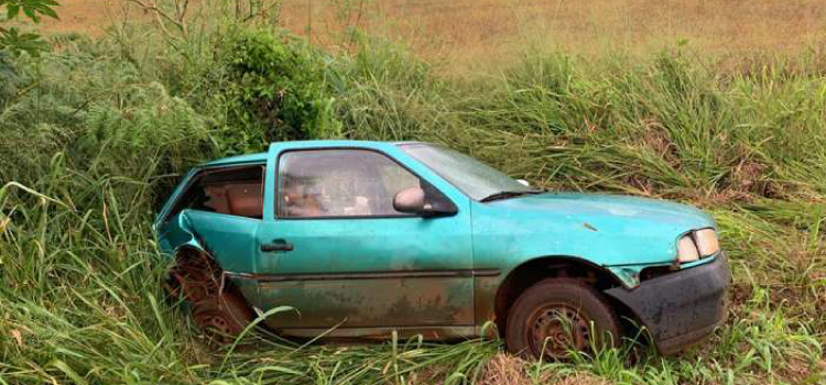 TRÂNSITO: Após colisão traseira, VW Gol sofre saída de pista na BR-277 em Cascavel.