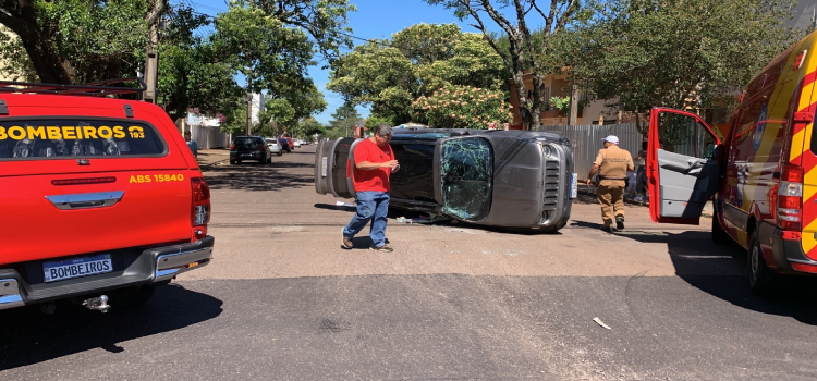 TRÂNSITO: Após forte colisão, Jeep Renegade capota no centro de Cascavel.