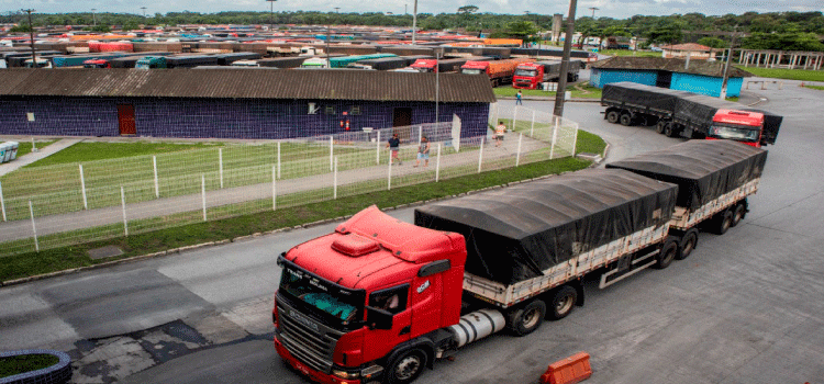 TRÂNSITO: Após liberação da BR-277, movimentação de caminhões é retomada no Porto de Paranaguá.