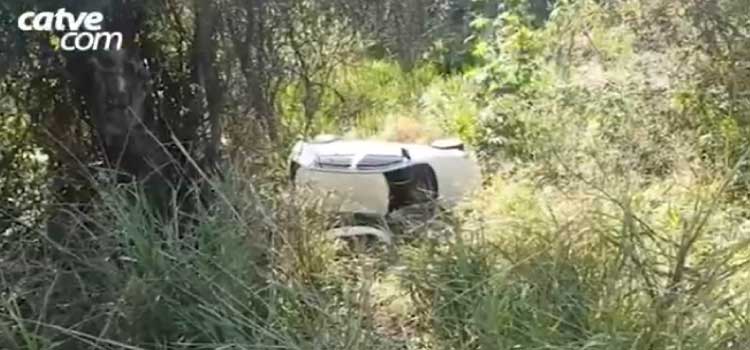 TRÂNSITO: Após sair de pista, homem cai em barranco de 25 metros e capota veículo.