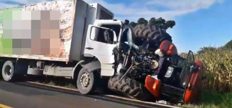 TRÂNSITO: Caminhão bate de frente com trator em rodovia do Sudoeste.