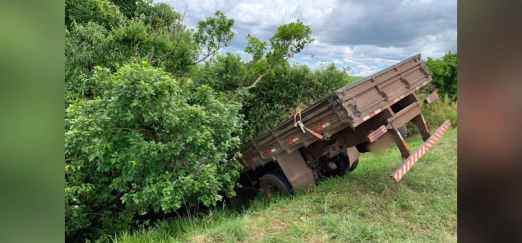 TRÂNSITO: Caminhão cai em ribanceira na BR 369 em Cascavel.