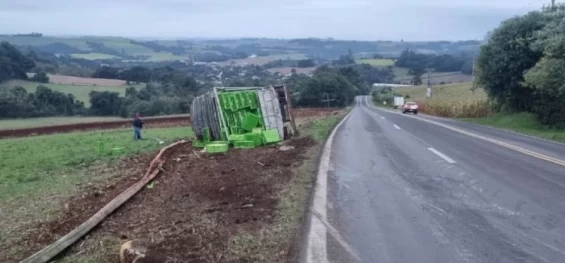 TRÂNSITO: Caminhão carregado com frangos vivos tomba na PR 566 em Francisco Beltrão.
