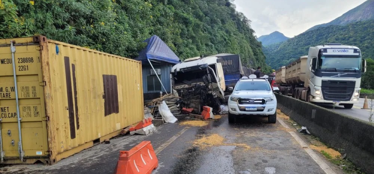 TRÂNSITO: Caminhão fura bloqueio da BR-277 no litoral, bate em guindaste e derrama carga de soja.