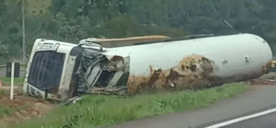TRÂNSITO: Caminhão-tanque carregado com gás de cozinha tomba na BR 163.