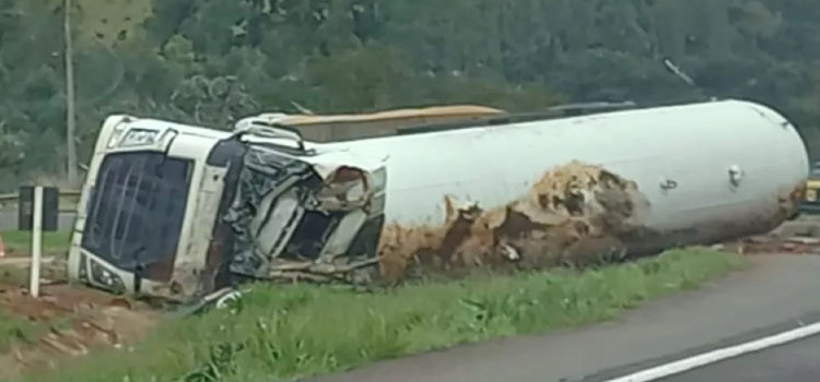 TRÂNSITO: Caminhão-tanque carregado com gás de cozinha tomba na BR 163.