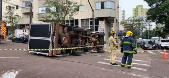 TRÂNSITO: Caminhão tomba após forte colisão com carro no Centro de Cascavel.