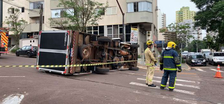 TRÂNSITO: Caminhão tomba após forte colisão com carro no Centro de Cascavel.