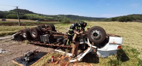 TRÂNSITO: Caminhão tomba e dois ocupantes morrem na PR-239.