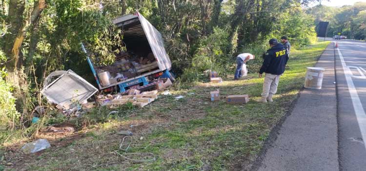 TRÂNSITO: Caminhão tomba e tem carga é saqueada no KM 485 em Nova Laranjeiras.