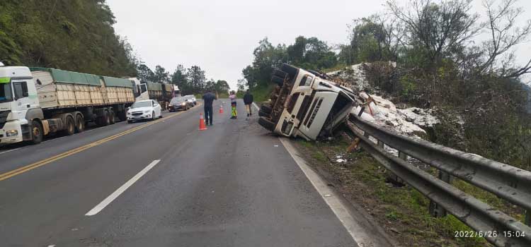 TRÂNSITO: Caminhão tomba no KM 307 da BR 277 sentido Prudentópolis.