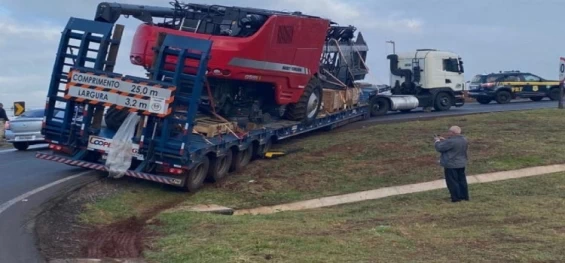 TRÂNSITO: Caminhoneiro perde o controle ao fazer contorno no Trevo Cataratas em Cascavel.