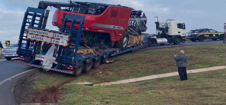 TRÂNSITO: Caminhoneiro perde o controle ao fazer contorno no Trevo Cataratas em Cascavel.