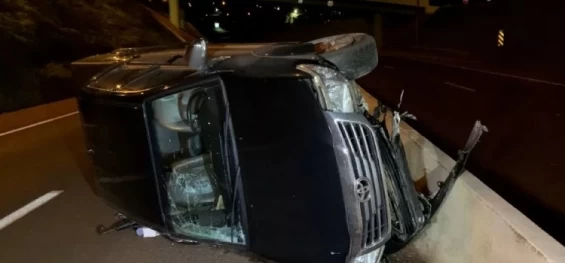 TRÂNSITO: Caminhonete capota após condutora 'se perder' em curva na BR 467.