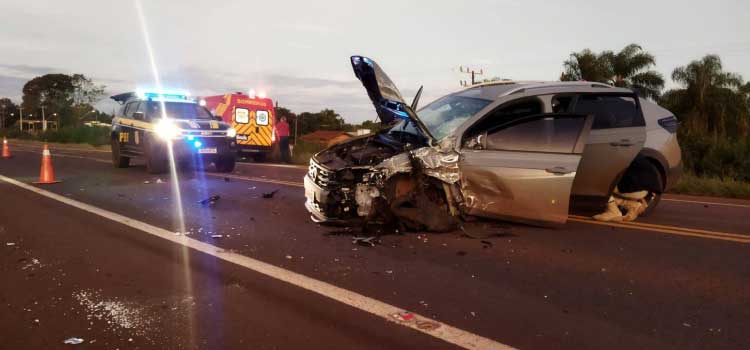 TRÂNSITO: Caminhonete e automóvel se envolvem em forte colisão na BR-369 em Cascavel.