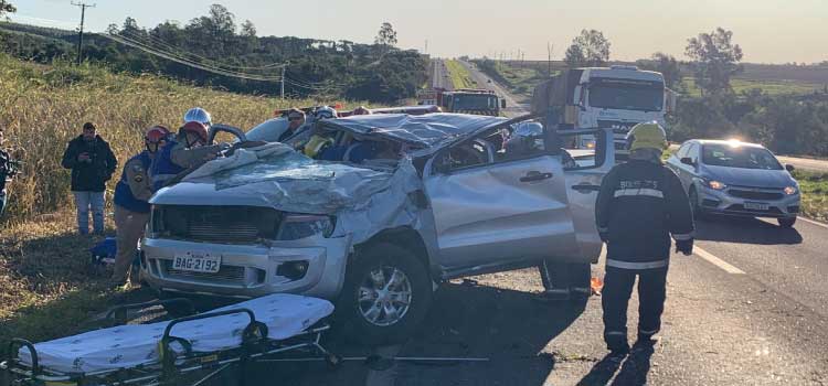 TRÂNSITO: Caminhonete fica destruída após capotamento na BR-467 em Cascavel.