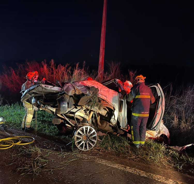 TRÂNSITO: Caminhonete sofre saída de pista e fica destruída na PR-180 em Cascavel.