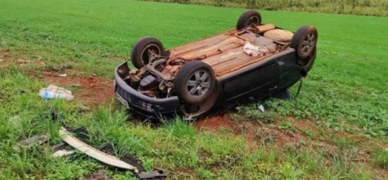 TRÂNSITO: Capotamento de veículo entre São Jorge do Oeste e Dois Vizinhos deixa condutor ferido.