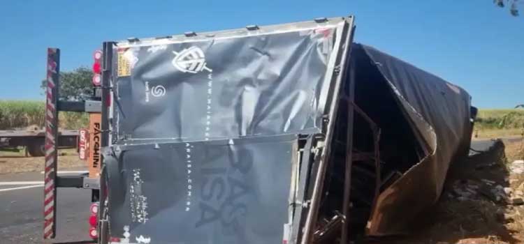 TRÂNSITO: Carreta da dupla Maiara e Maraisa tomba em rodovia no interior de SP.