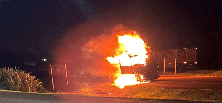TRÂNSITO: Carreta pega fogo após acidente na rodovia entre Medianeira e Missal.