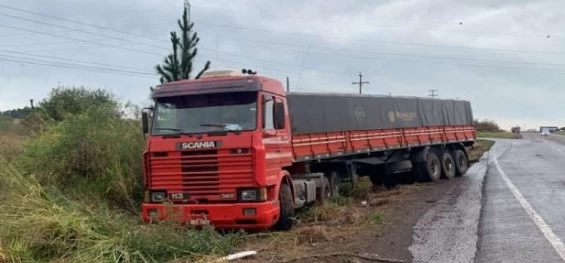 TRÂNSITO: Carreta perde o controle e sai de pista próximo ao Contorno Oeste em Cascavel.
