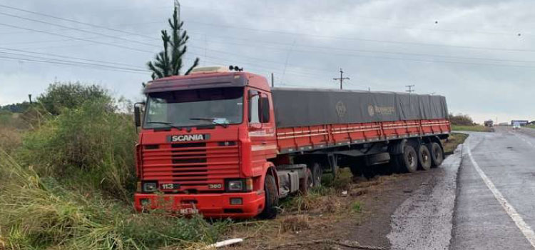 TRÂNSITO: Carreta perde o controle e sai de pista próximo ao Contorno Oeste em Cascavel.