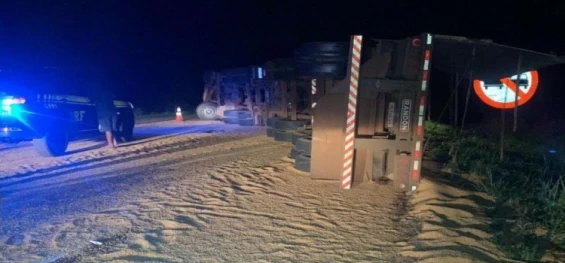 TRÂNSITO: Carreta tomba e soja espalha pela BR 369 em Cascavel.