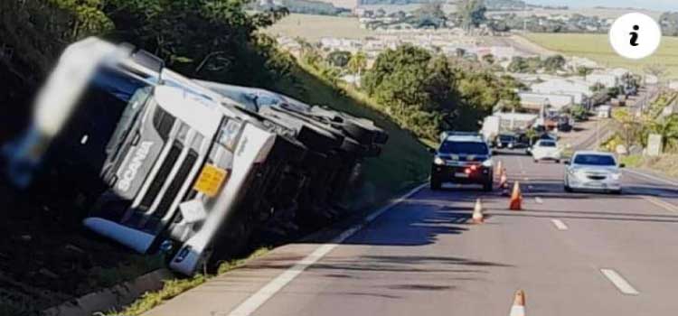 TRÂNSITO: Carreta tomba na BR-163 na saída de Lindoeste sentido Cascavel.