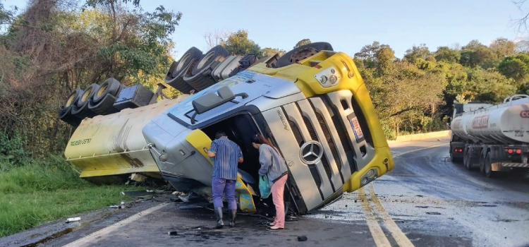 TRÂNSITO: Carreta tomba na BR-277 em Nova Laranjeiras.